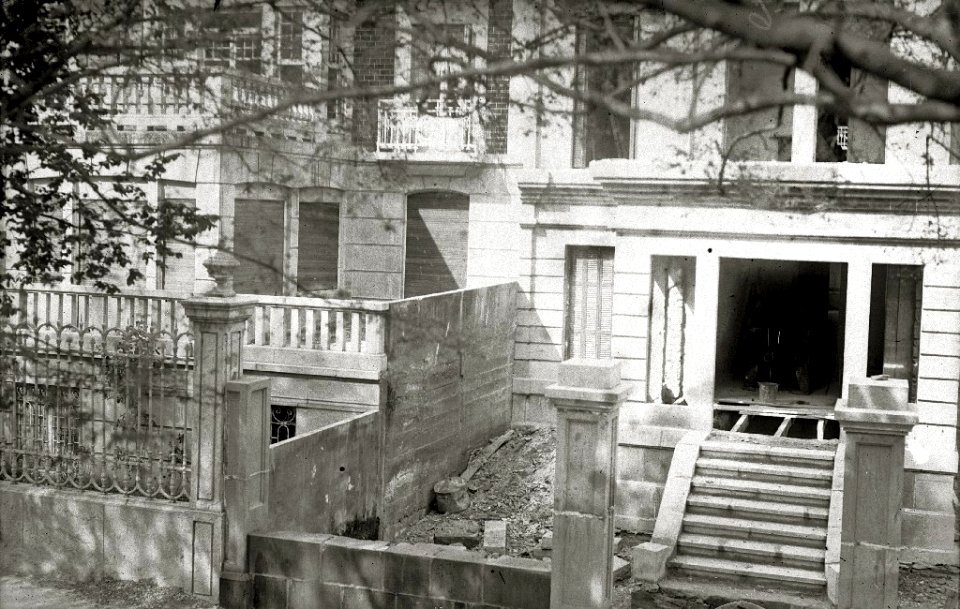 Construcción de una de las casas del Paseo de los Fueros (1 de 2) - Fondo Car-Kutxa Fototeka
