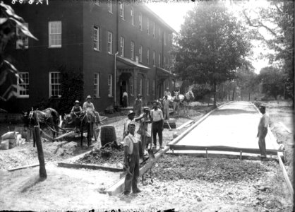 Construction crew pouring cement for road in front of Elliott Hall 1913 (3199672853)