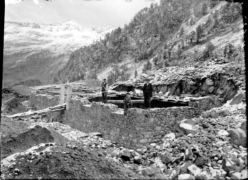 Construcció del refugi de la Renclusa al massís de la MAladeta