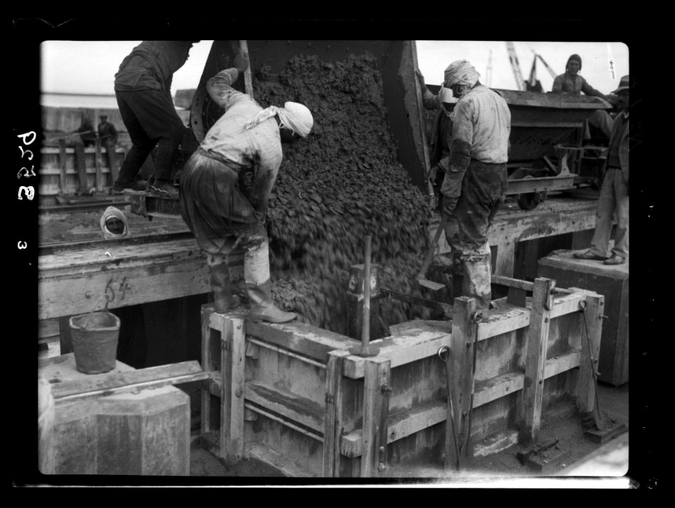 Construction of the Haifa harbour. Haifa harbour. Pouring great concrete blocks LOC matpc.15390