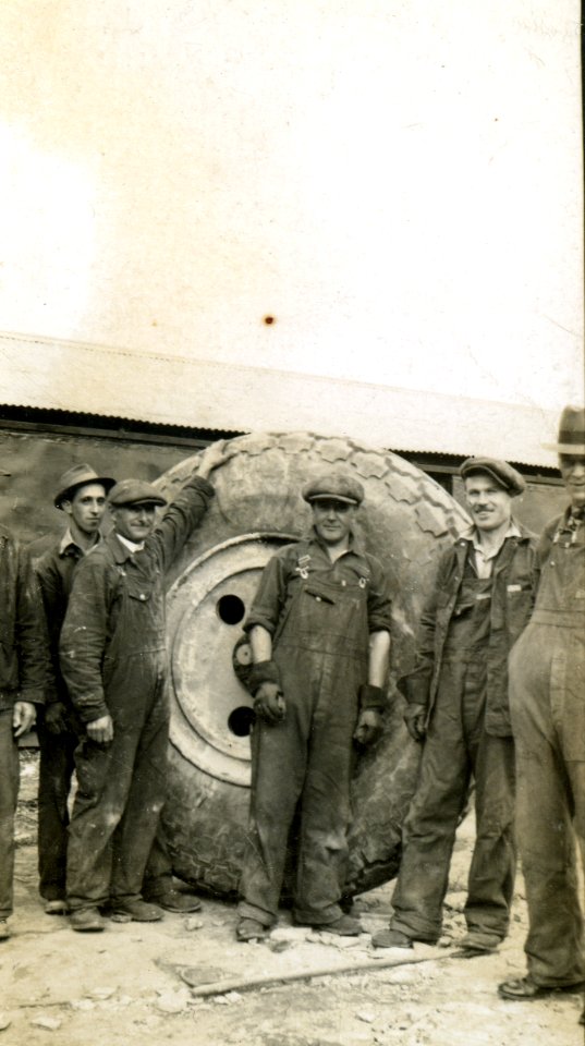 Construction in Ontario 1940's Cecil White and coworkers