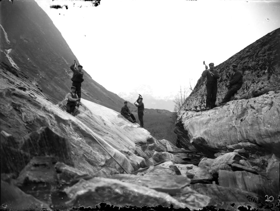 Construction work in the Erdalselva river, ca. 1900-1922