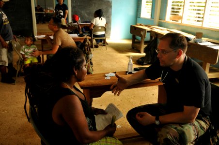 Consulting with a patient DVIDS130395