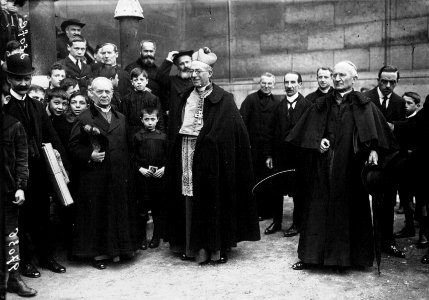 Consécration de Mgr Chaptal à Notre-Dame - Mgr Chaptal à la sortie de Notre-Dame (photographie de presse) - Agence Meurisse