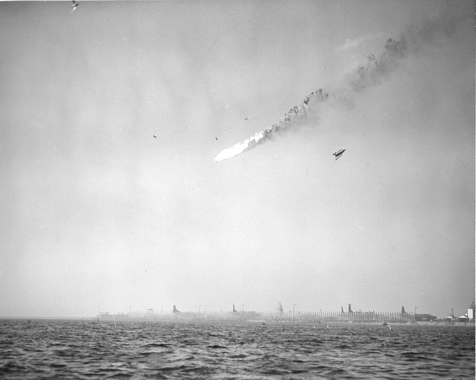 Convair XF2Y-1 disintegrates over San Diego Bay 1954