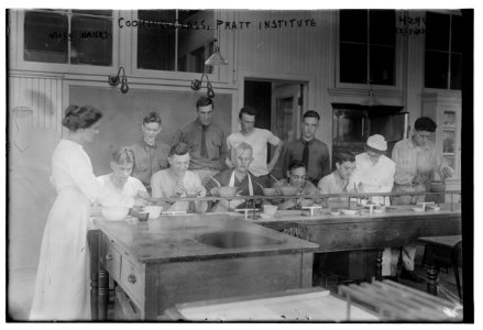 Cooking class, Pratt Institute, Miss Hanks (i.e. Hannko), Miss Kierstead LCCN2014705277