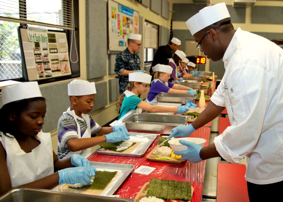 Cooking contest 140418-N-OX321-101