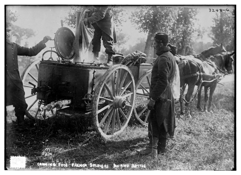 Cooking for French soldiers during battle LCCN2014697623
