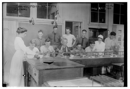Cooking, Pratt Institute, Miss Hanks (i.e. Hanko) & Miss Kierstead LCCN2014705269