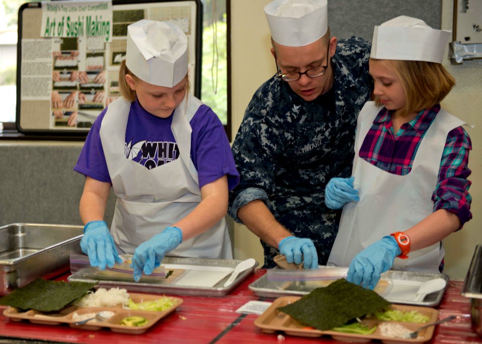 Cooking contest 140418-N-OX321-115