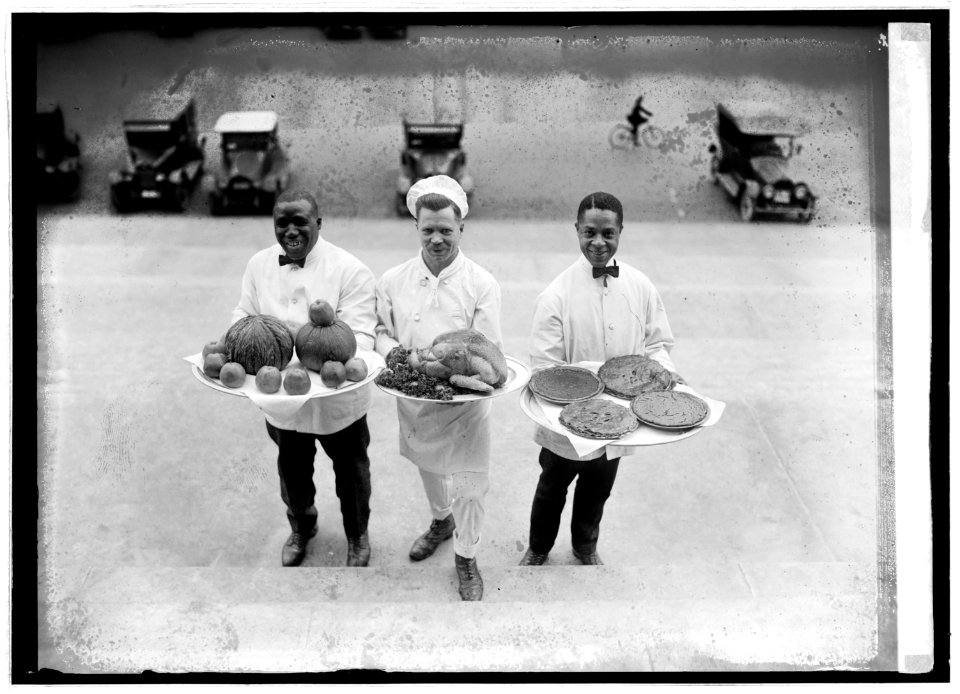 Cooks with food (turkey, pies, and apples) on platters), 12-27-22 LCCN2016847073
