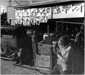 Coolidge, Arizona. On main street of Western cotton town Saturday afternoon during cotton harvest. - NARA - 522265