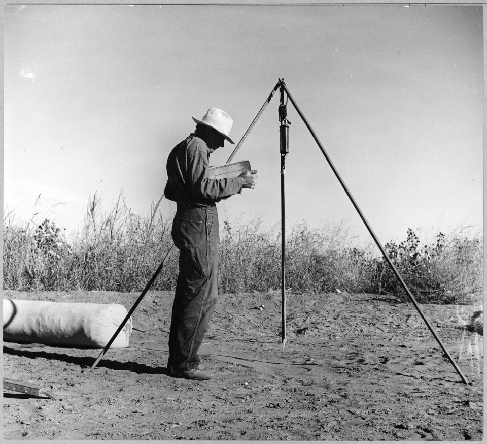 Coolidge, Arizona. Weighmaster keeps his books at the cotton scales. - NARA - 522046