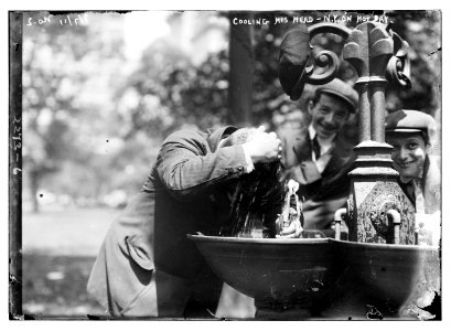 Cooling his head - N.Y. on hot day LCCN2014689615