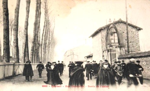 Corbeil - Rue Decauville - Sortie de l'usine photo