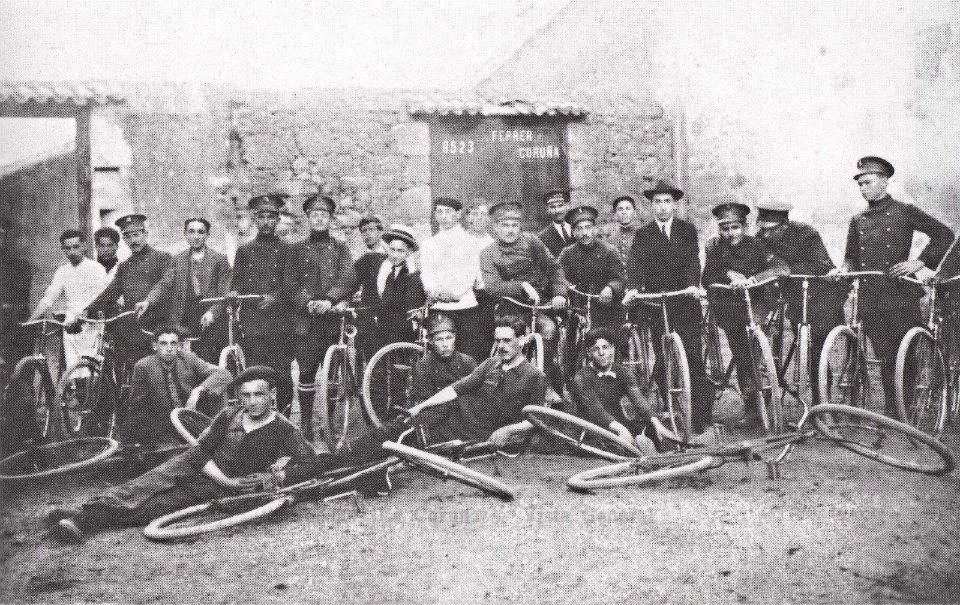 Corralón da Gaiteira, grupo de ciclistas (191...)
