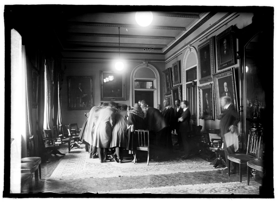 Correspondents viewing the Four-Power treaty, 12-13-21 LCCN2016845892