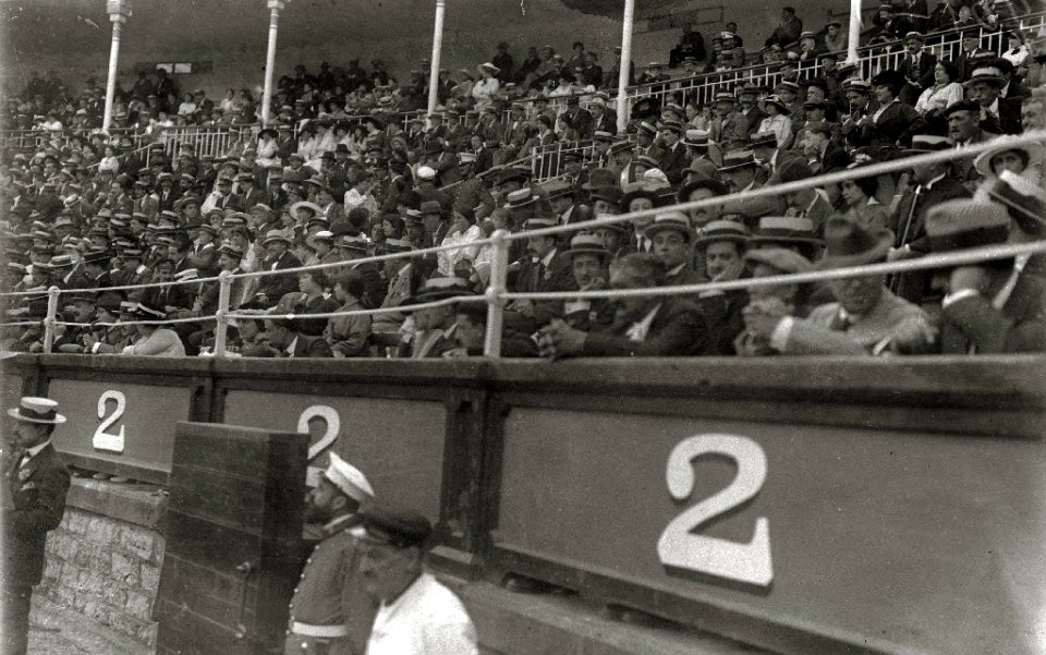 Corrida de toros en una plaza (1 de 61) - Fondo Car-Kutxa Fototeka