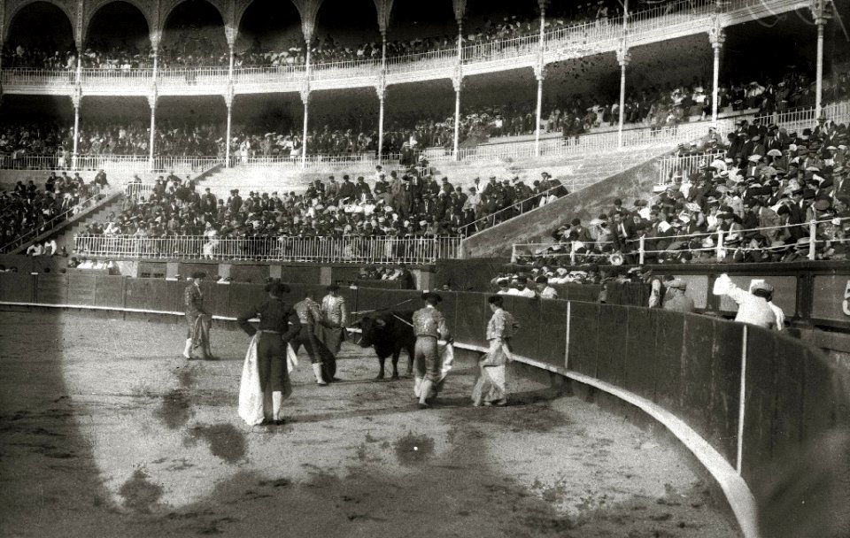 Corrida de toros en una plaza (2 de 61) - Fondo Car-Kutxa Fototeka