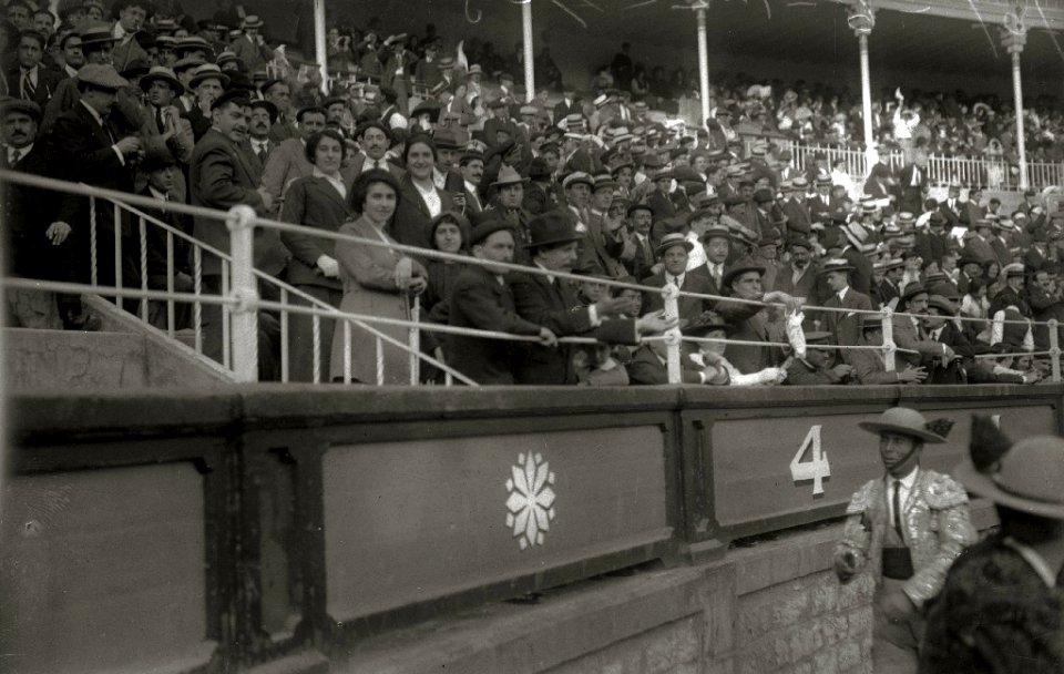Corrida de toros en una plaza (5 de 61) - Fondo Car-Kutxa Fototeka