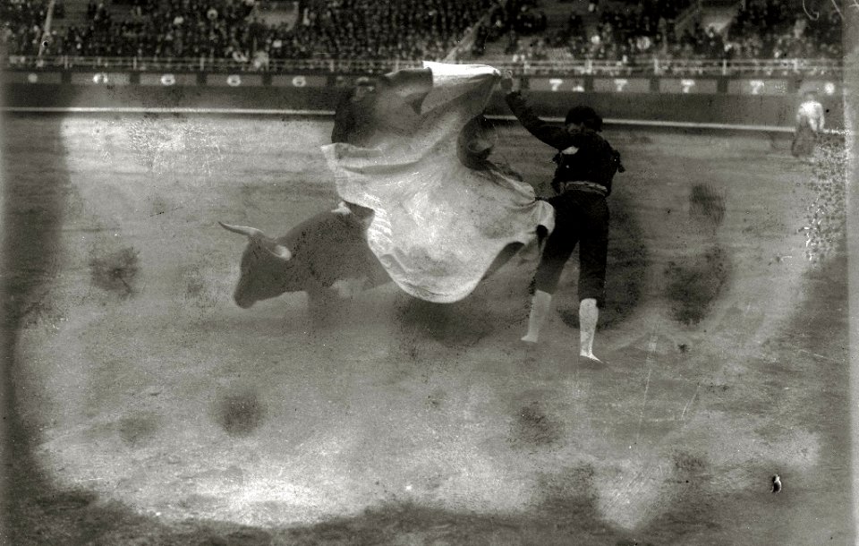 Corrida de toros en una plaza (8 de 61) - Fondo Car-Kutxa Fototeka