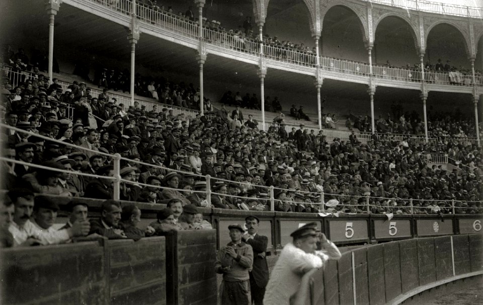 Corrida de toros en una plaza (9 de 61) - Fondo Car-Kutxa Fototeka