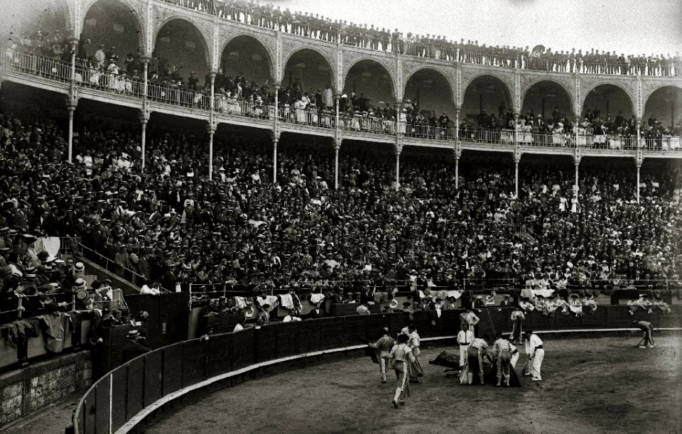 Corrida de toros en una plaza (10 de 61) - Fondo Car-Kutxa Fototeka