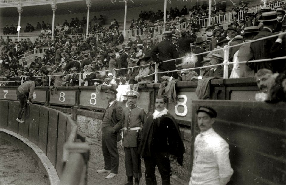Corrida de toros en una plaza (3 de 61) - Fondo Car-Kutxa Fototeka
