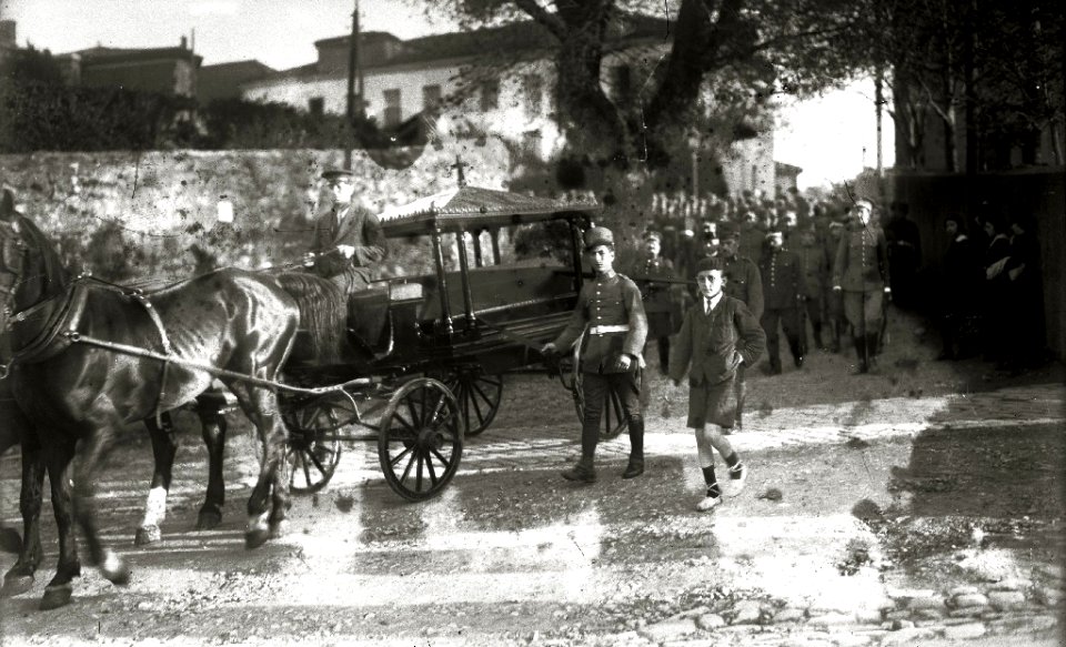 Cortejo fúnebre a la salida del actual cuartel de la policia armada en Aldapeta (2 de 2) - Fondo Car-Kutxa Fototeka