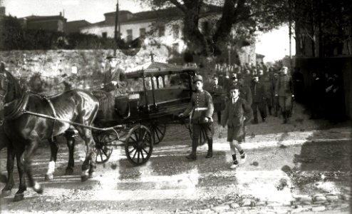 Cortejo fúnebre a la salida del actual cuartel de la policia armada en Aldapeta (2 de 2) - Fondo Car-Kutxa Fototeka
