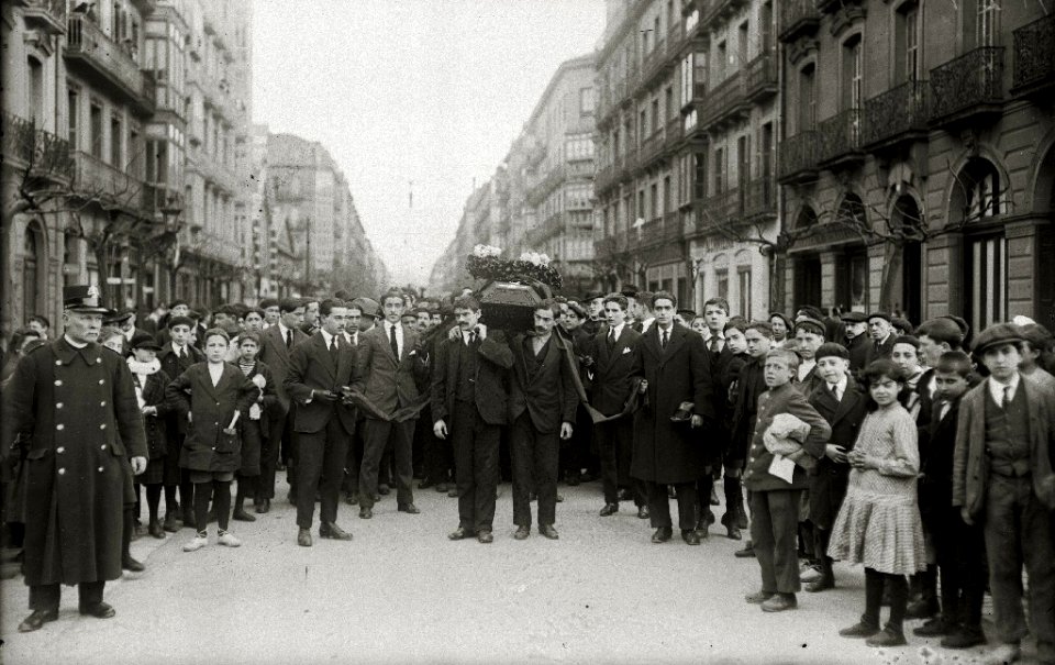 Cortejo fúnebre de Paulino Aguirre, joven donostiarra de 17 años fallecido en Eibar víctima de un accidente (6 de 8) - Fondo Car-Kutxa Fototeka