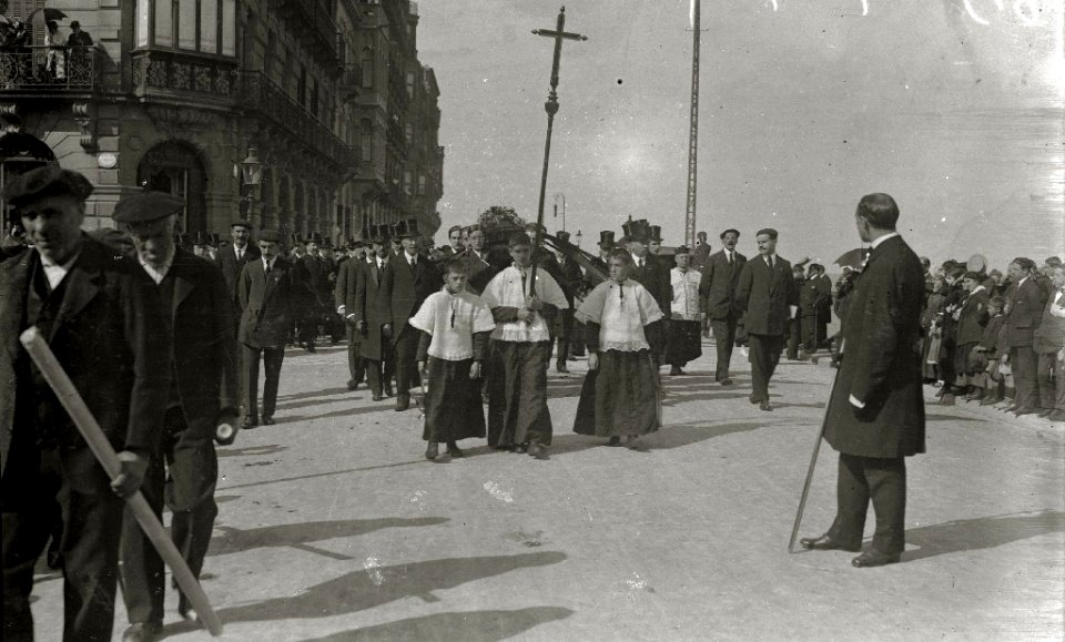Cortejo fúnebre del compositor José María Usandizaga. Autoridades tras el cortejo. Orquesta tocando en la entrada del Teatro Victoria Eugenia (2 de 7) - Fondo Car-Kutxa Fototeka
