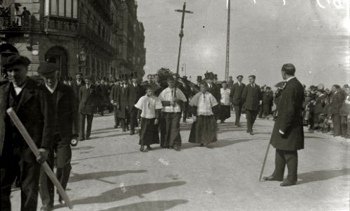 Cortejo fúnebre del compositor José María Usandizaga. Autoridades tras el cortejo. Orquesta tocando en la entrada del Teatro Victoria Eugenia (2 de 7) - Fondo Car-Kutxa Fototeka