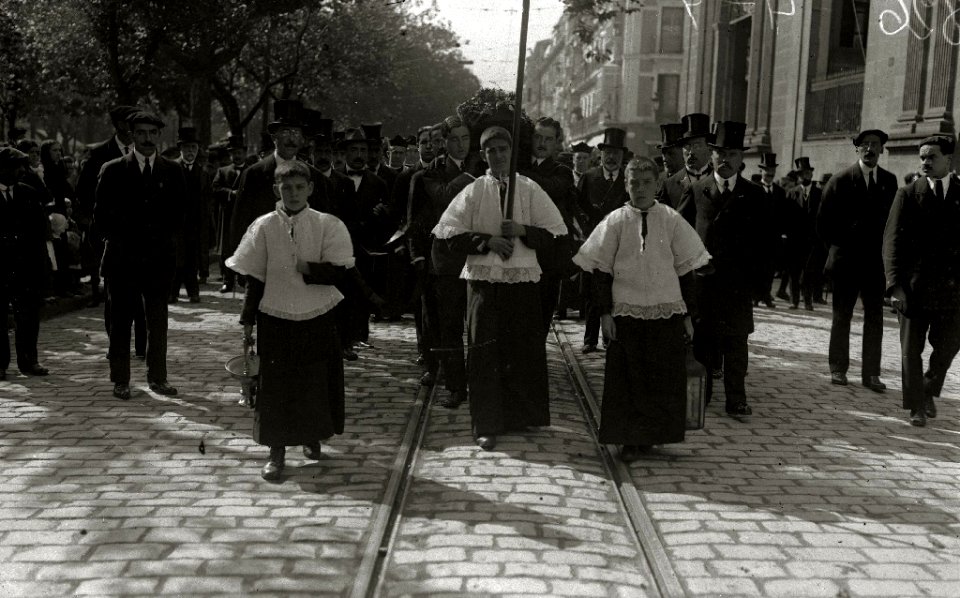 Cortejo fúnebre del compositor José María Usandizaga. Autoridades tras el cortejo. Orquesta tocando en la entrada del Teatro Victoria Eugenia (7 de 7) - Fondo Car-Kutxa Fototeka