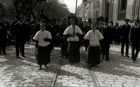 Cortejo fúnebre del compositor José María Usandizaga. Autoridades tras el cortejo. Orquesta tocando en la entrada del Teatro Victoria Eugenia (7 de 7) - Fondo Car-Kutxa Fototeka