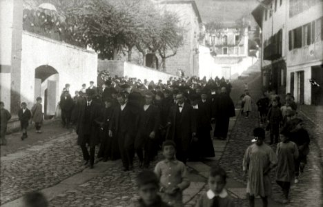Cortejo fúnebre a su paso por las calles de Oiartzun (2 de 2) - Fondo Car-Kutxa Fototeka