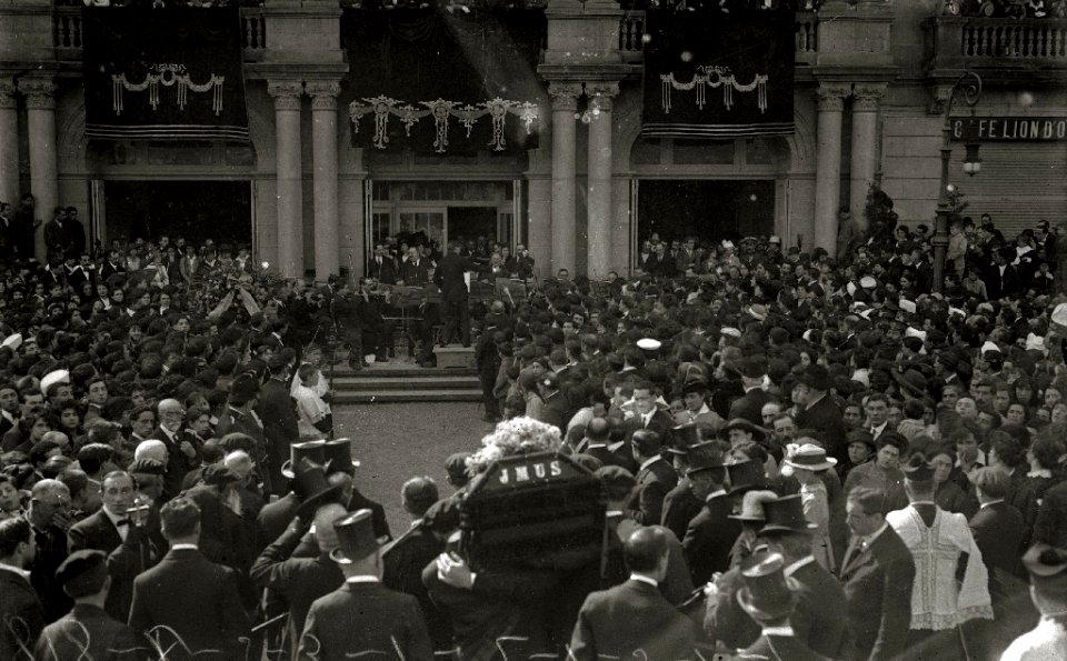 Cortejo fúnebre del compositor José María Usandizaga. Autoridades tras el cortejo. Orquesta tocando en la entrada del Teatro Victoria Eugenia (1 de 7) - Fondo Car-Kutxa Fototeka