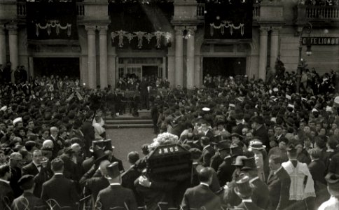 Cortejo fúnebre del compositor José María Usandizaga. Autoridades tras el cortejo. Orquesta tocando en la entrada del Teatro Victoria Eugenia (1 de 7) - Fondo Car-Kutxa Fototeka