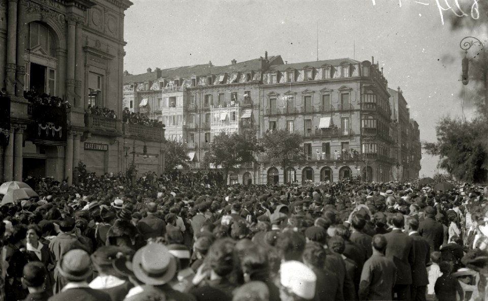 Cortejo fúnebre del compositor José María Usandizaga. Autoridades tras el cortejo. Orquesta tocando en la entrada del Teatro Victoria Eugenia (6 de 7) - Fondo Car-Kutxa Fototeka