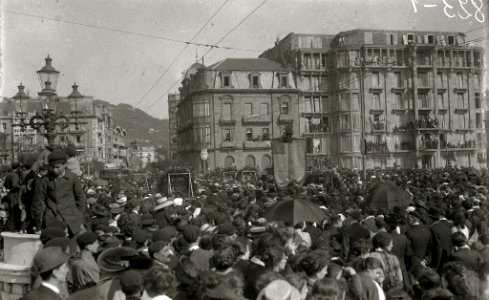 Cortejo fúnebre del compositor José María Usandizaga. Autoridades tras el cortejo. Orquesta tocando en la entrada del Teatro Victoria Eugenia (5 de 7) - Fondo Car-Kutxa Fototeka