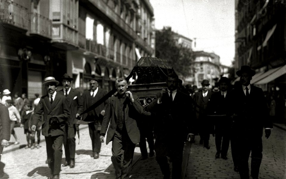 Cortejo fúnebre por diversas calles de San Sebastián (3 de 3) - Fondo Car-Kutxa Fototeka