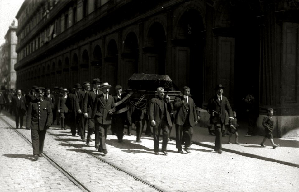 Cortejo fúnebre por diversas calles de San Sebastián (2 de 3) - Fondo Car-Kutxa Fototeka