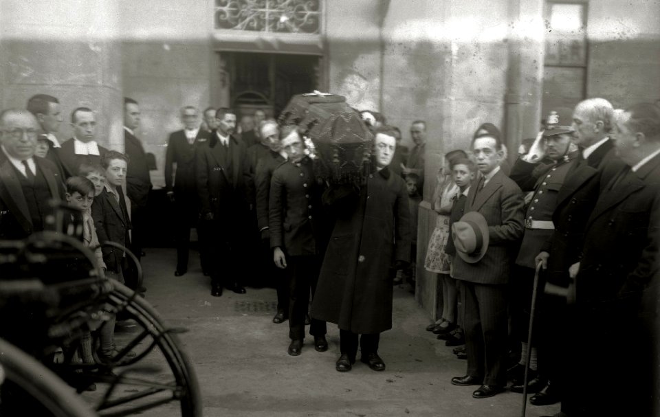 Cortejo fúnebre por la muerte del compositor Secundino Esnaola por diversas calles de San Sebastián (5 de 6) - Fondo Car-Kutxa Fototeka