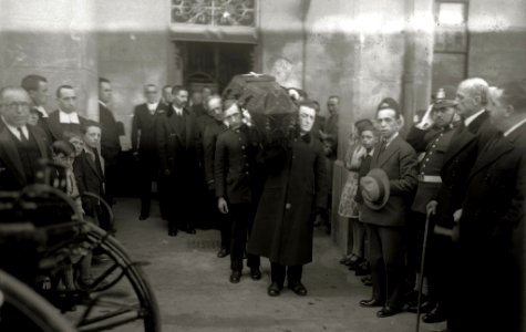 Cortejo fúnebre por la muerte del compositor Secundino Esnaola por diversas calles de San Sebastián (5 de 6) - Fondo Car-Kutxa Fototeka
