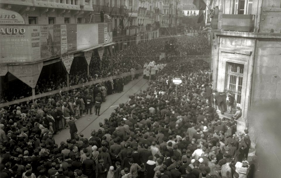 Cortejo fúnebre por la muerte del compositor Secundino Esnaola por diversas calles de San Sebastián (3 de 6) - Fondo Car-Kutxa Fototeka