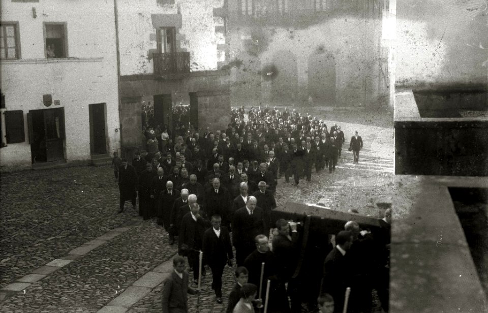 Cortejo fúnebre a su paso por las calles de Oiartzun (1 de 2) - Fondo Car-Kutxa Fototeka