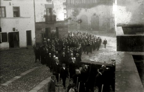 Cortejo fúnebre a su paso por las calles de Oiartzun (1 de 2) - Fondo Car-Kutxa Fototeka