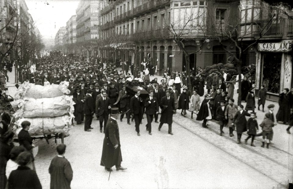 Cortejo fúnebre de Paulino Aguirre, joven donostiarra de 17 años fallecido en Eibar víctima de un accidente (3 de 8) - Fondo Car-Kutxa Fototeka