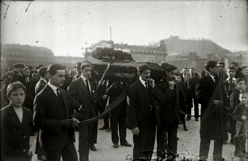 Cortejo fúnebre de Paulino Aguirre, joven donostiarra de 17 años fallecido en Eibar víctima de un accidente (7 de 8) - Fondo Car-Kutxa Fototeka
