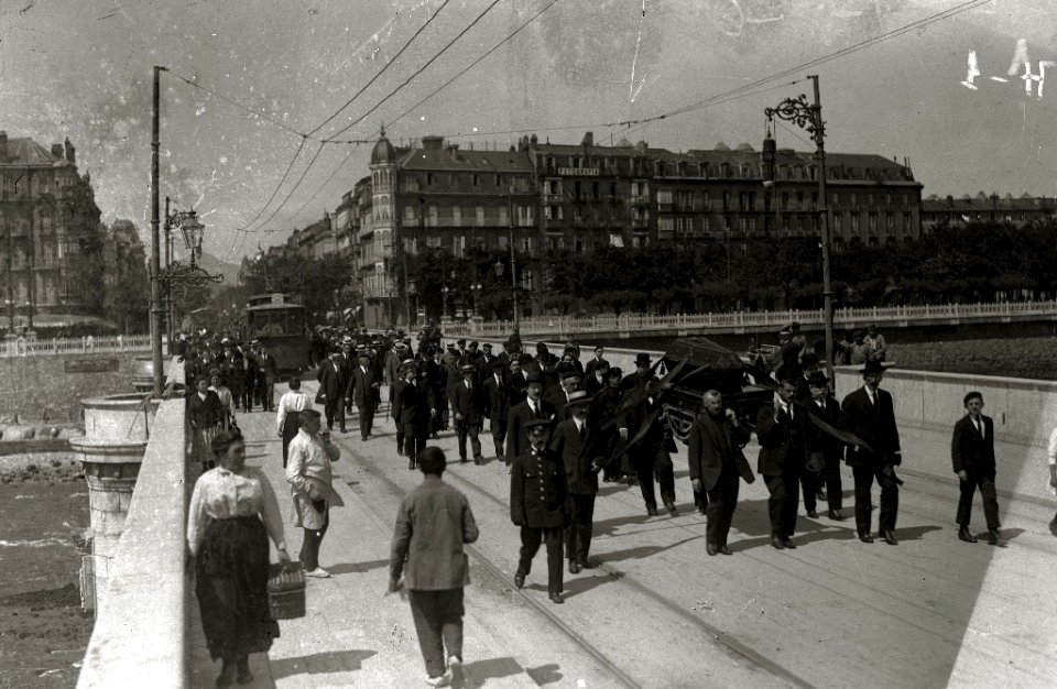 Cortejo fúnebre por diversas calles de San Sebastián (1 de 3) - Fondo Car-Kutxa Fototeka